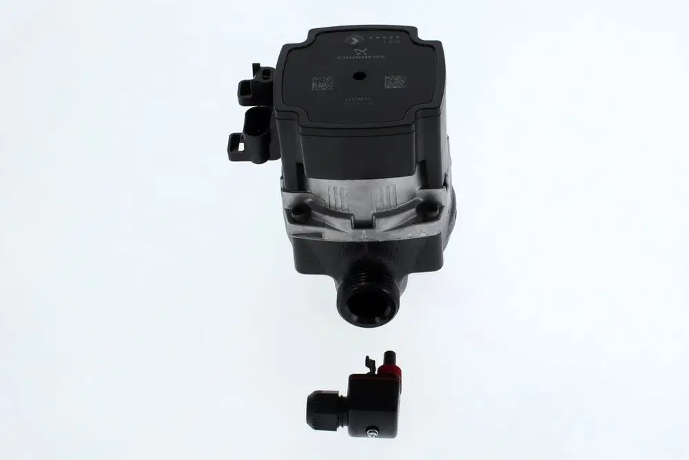 Bosch Pumpe mit einem flachen Gehäuse und einem Anschluss für eine Rohrleitung. An der Seite befindet sich ein kleines Gerät mit einem Einstellknopf.